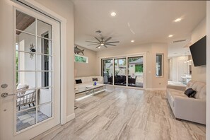 Interior - Contemporary, Downtown location, Pool, Spa & Sauna, very close to Beaches (Sarasota)