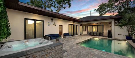 Utendørsbasseng og et oppvarmet basseng