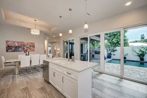 Interior - Contemporary, Downtown location, Pool, Spa & Sauna, very close to Beaches (Sarasota)