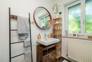 Duschwanne, Haartrockner, Handtücher, Toilettenpapier