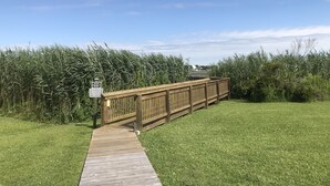En trægangvej der fører hen til et træhegn med et skilt, der siger 'Private Property'.