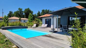 Een buitenzwembad en een verwarmd zwembad