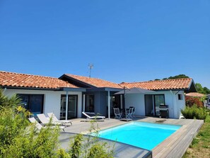 Een buitenzwembad en een verwarmd zwembad