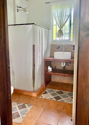 Shower, eco-friendly toiletries, hair dryer, bidet - Tranquil apartment near beach front  (Playa Zancudo)