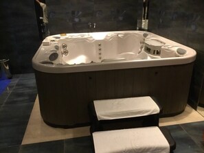 Spa - Deluxe 4 Bedroom 5 Bathroom Home With Panoramic Beirut and Ocean Views (Dahr El Souane)