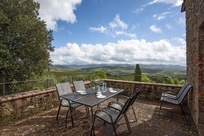 Outdoor dining - Traumblick in die Toskana vom Ferienhaus mit Pool auf Hügel zw. Siena u. Florenz (I - 53019 Pieveasciata)