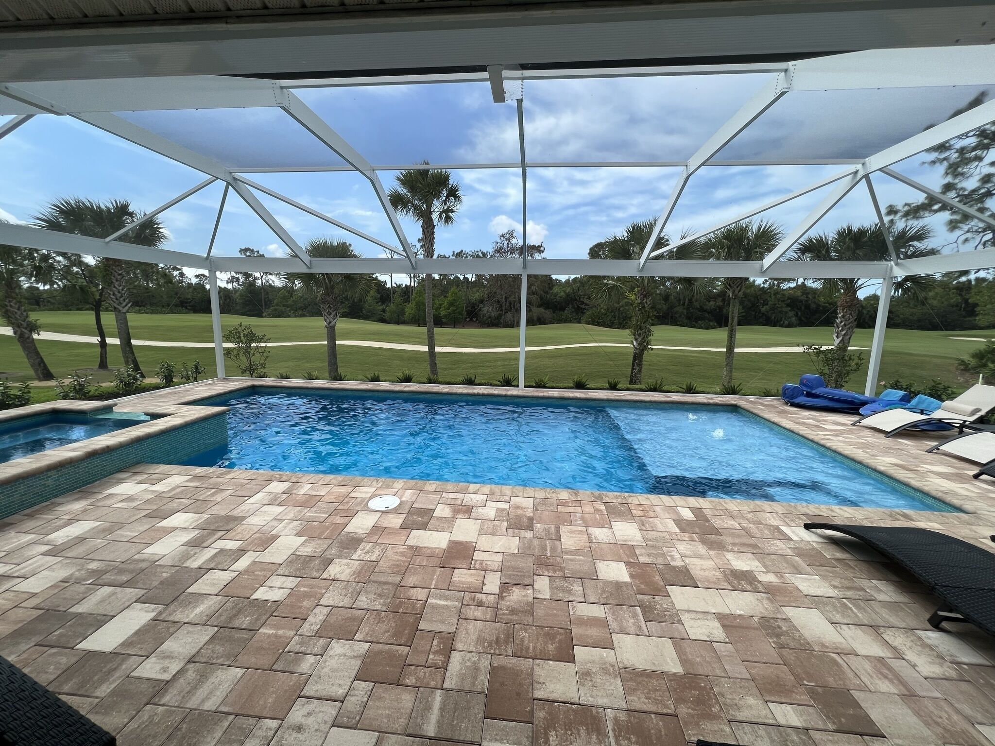 Gated community with golf, private pool and spa. 5 miles to 5th Ave and beaches!