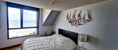 2 bedrooms, travel cot, WiFi