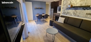 TV - Luxury Bungalow/Mobile Home with Ocean View on the Ile d'Or, Saint-Raphaël—Accommodates 4 People (Saint-Raphaël)