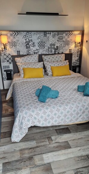 2 bedrooms, travel cot, WiFi