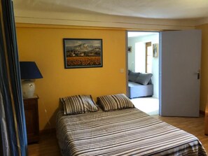 2 slaapkamers, reisbedje