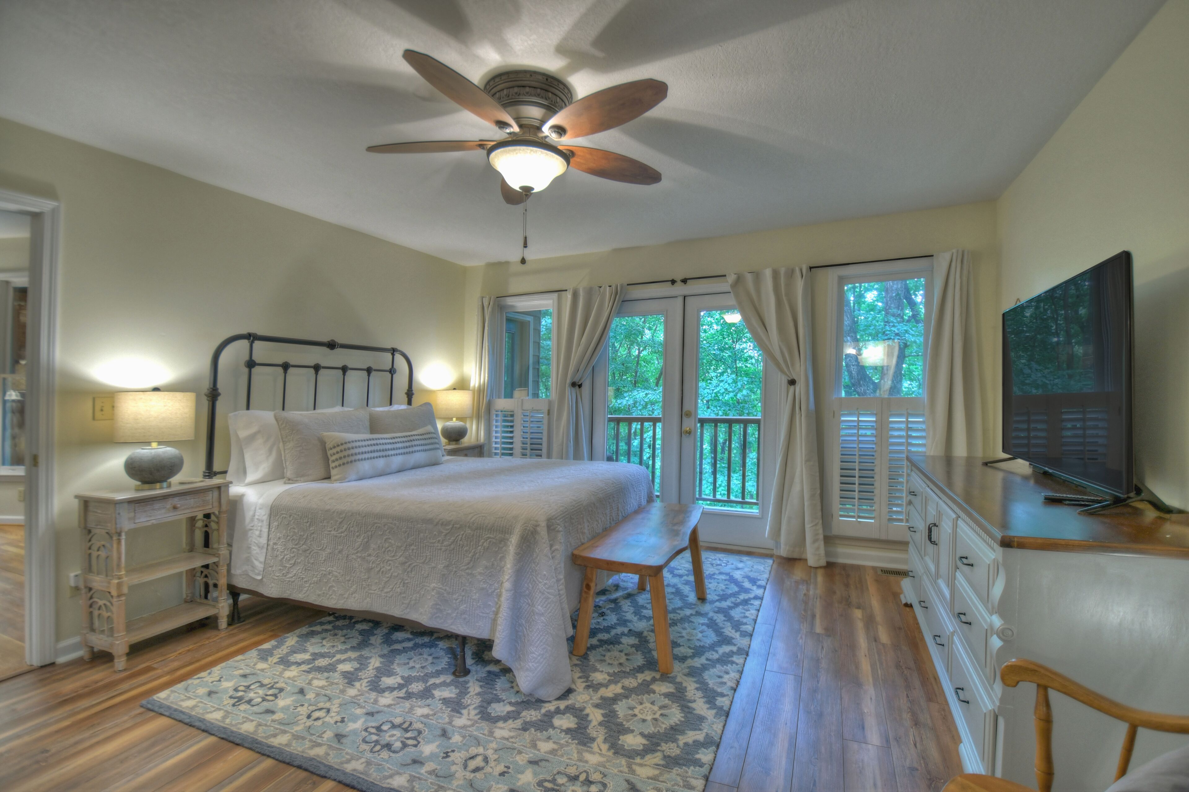 3 chambres, fer et planche à repasser, accès au Wi-Fi (inclus)