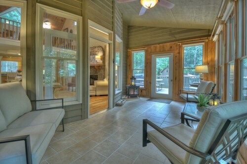 Nellie's Place- Quiet Mtn. Getaway with Scenic View, Wifi, & Community Amenities