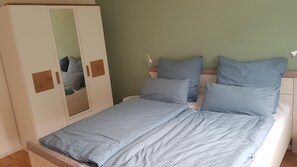2 bedrooms, travel crib, free WiFi, bed sheets