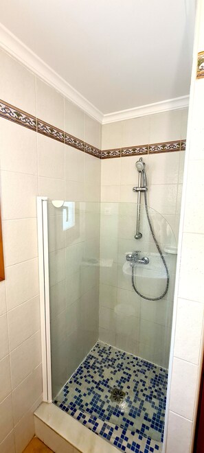 Een haardroger, handdoeken, zeep, toiletpapier