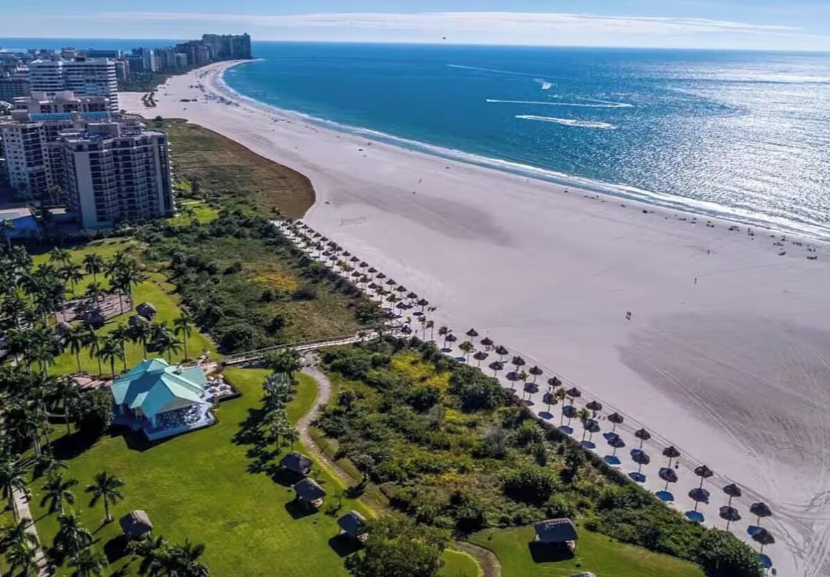 Beach nearby, sun-loungers, beach towels