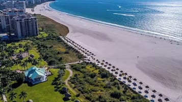 Tæt på stranden, liggestole, badehåndklæder