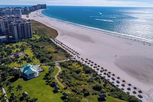 Playa en los alrededores, camastros y toallas de playa