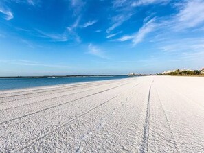 Playa en los alrededores, camastros y toallas de playa 