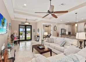 Televisor intel·ligent, llibres, biblioteca musical i estèreo 