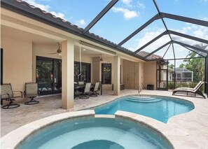 Piscina a l'aire lliure i piscina climatitzada 