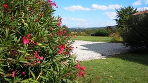 A gravel path leading to a building with a view of distant hills. - Bernet - Labastide-villefranche (LABASTIDE-VILLEFRANCHE)