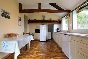 Frigorifero, microonde, piano cottura, lavastoviglie