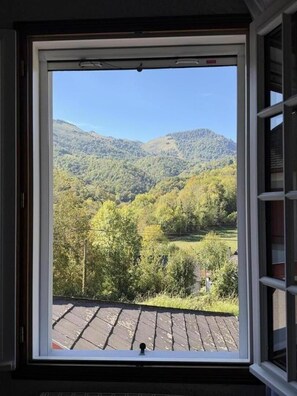 A window with a view of a mountainous landscape. - Iagonia - Lacarry - Gîte (LACARRY)