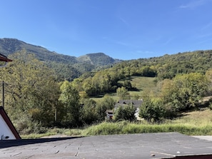 Eine Berglandschaft mit blauem Himmel.