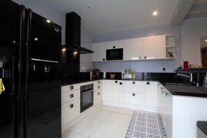 Fridge, microwave, stovetop, dishwasher - Maison Etxebarnia Avant (MENDIVE)