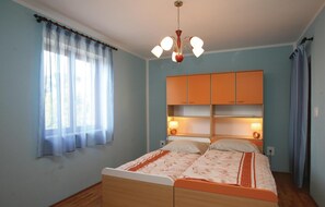 6 bedrooms, free WiFi, bed sheets - 6 bedroom amazing home in Bratulici (Bratulici)