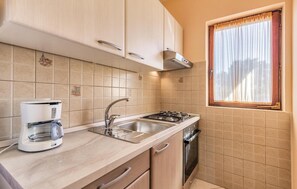 Refrigerador, parrilla de estufa y cafetera y tetera 