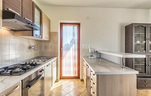 Kjøleskap, kokeplater og kaffetrakter/tekoker