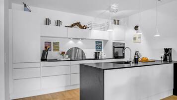 Kjøleskap, kokeplater og oppvaskmaskin