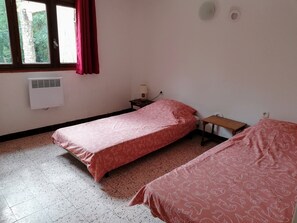6 slaapkamers, een strijkplank/strijkijzer, reisbedje