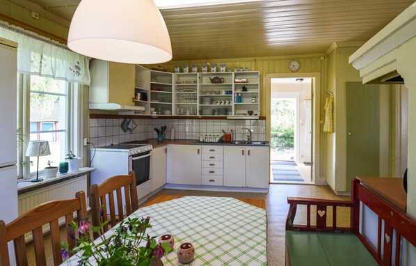 Réfrigérateur, four à micro-ondes, surface de cuisson, cafetière-théière