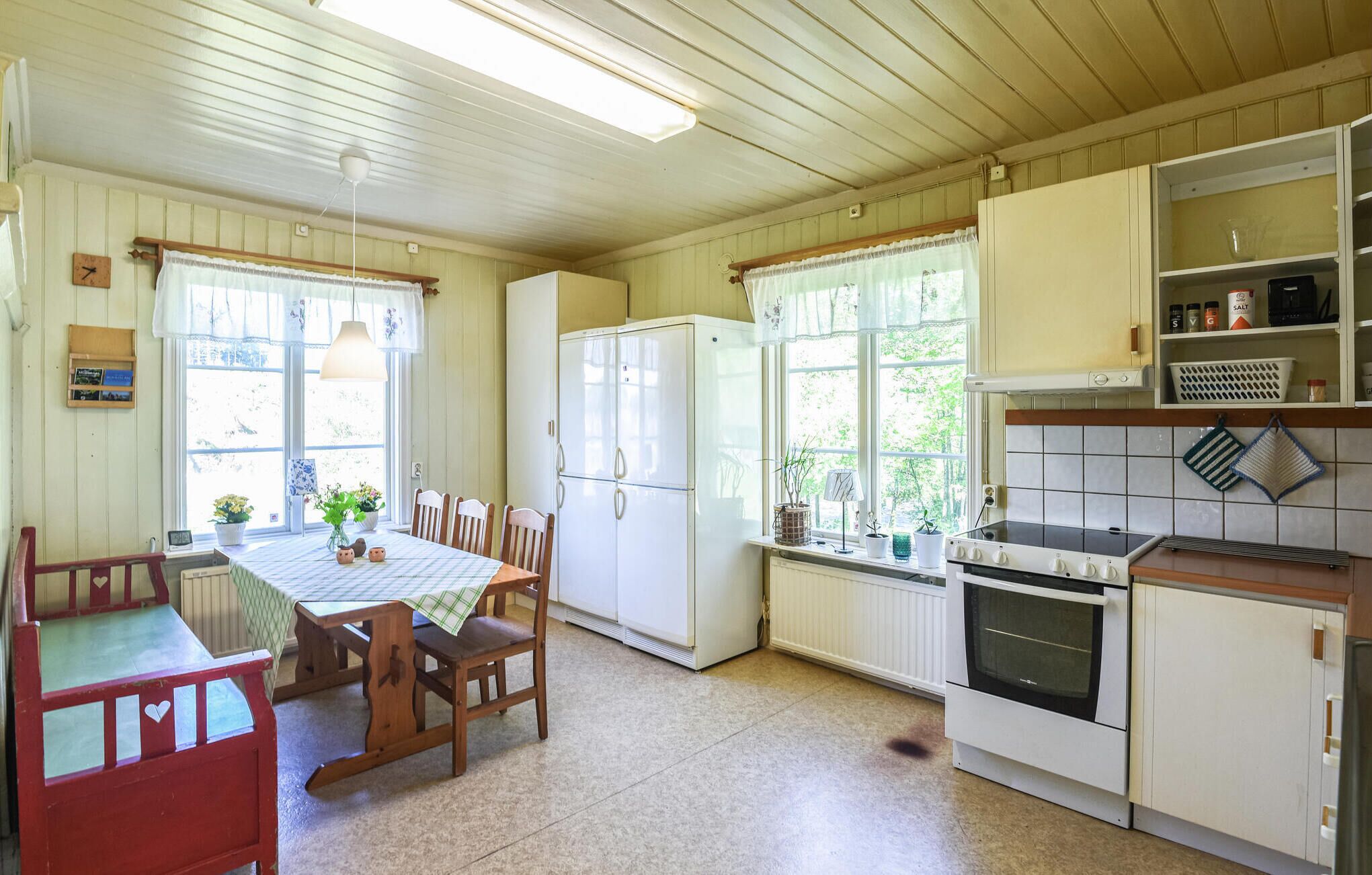 Réfrigérateur, plaque de cuisson, cafetière/bouilloire