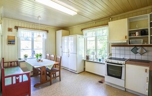 KĂŒhlschrank, Herdplatte, Wasserkocher mit Kaffee-/Teezubehör