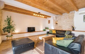 Televisión, chimenea y futbolito 