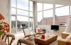 Een televisie en een open haard
