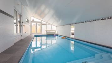 Een binnenzwembad