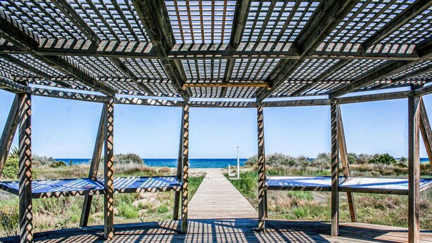 A wooden gazebo with a view of the beach. - Gorgeous apartment in Cabanes with swimming pool (Cabanes)