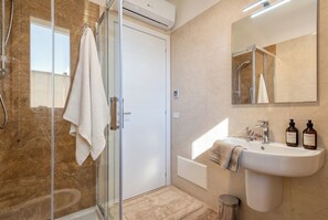 Shower, hair dryer, bidet, towels - Vejademar • Sea View • Alghero Center • Terrace & Parking (Alghero)