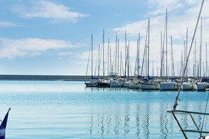 Un port de plaisance où sont amarrés de nombreux voiliers.