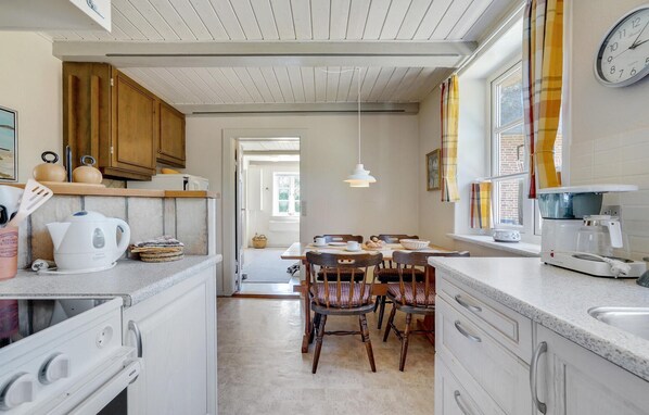 Kühlschrank, Mikrowelle, Herdplatte, Geschirrspüler