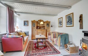 Een televisie en een open haard