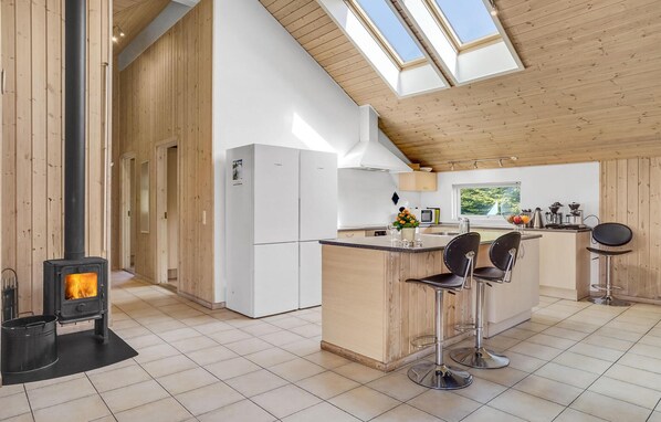 Réfrigérateur, un four, surface de cuisson, lave-vaisselle