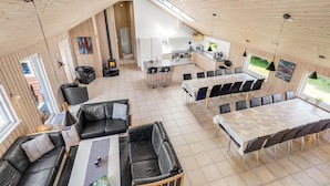 Een modern interieur met een eethoek, keuken en zithoek.