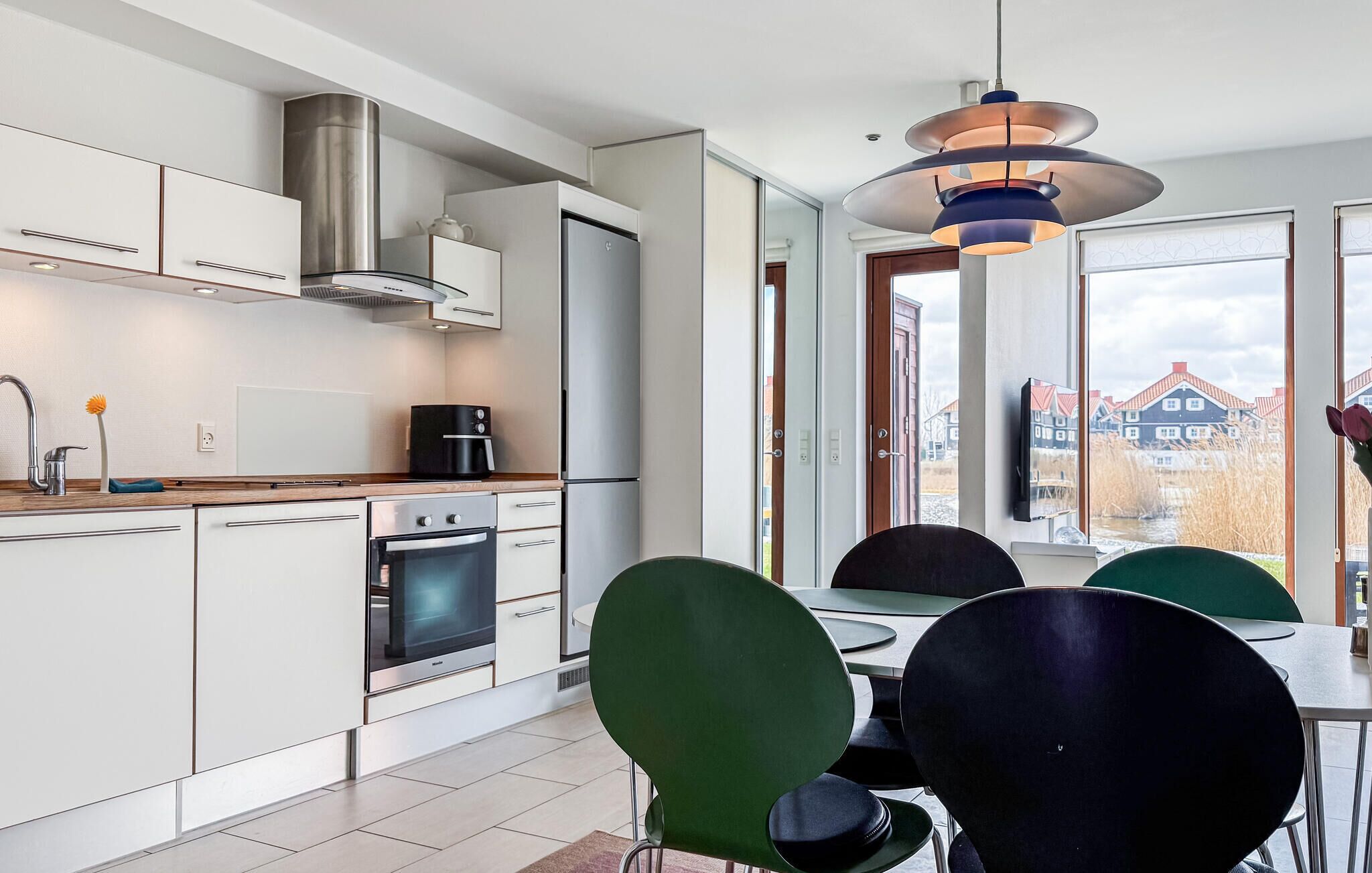 Réfrigérateur, plaque de cuisson, lave-vaisselle, cafetière/bouilloire