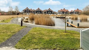 Une rangée de maisons traditionnelles, avec un canal en premier plan.